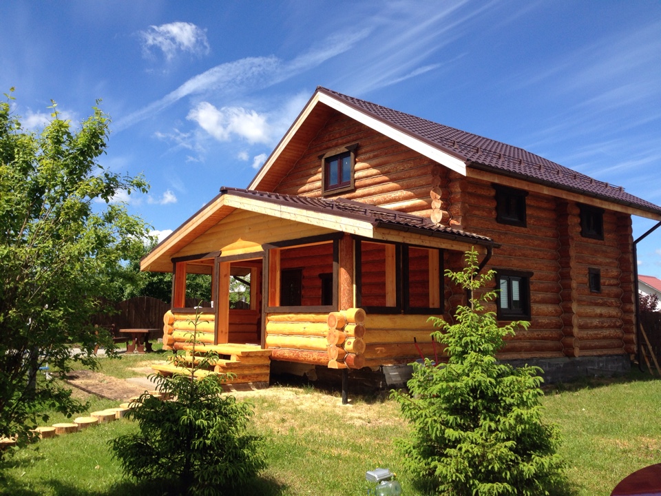 покраска деревянного дома в цвет сосна